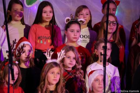 Miklavžev koncert na Osnovni šoli Toma Brejca napolnil telovadnico do zadnjega kotička (17)